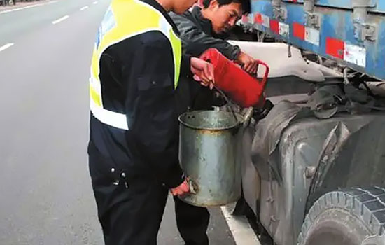 永德縣道路救援送油服務(wù)電話-24小時(shí)車輛送油服務(wù)一般多少錢(圖1)