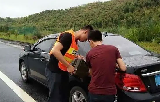 海豐-梅隴農(nóng)場24小時(shí)汽車送油救援平臺電話，汽車送油救援價(jià)格(圖1)